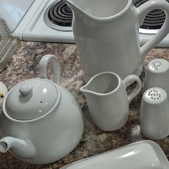 PORCELAIN tea set - Picture 1 of 16